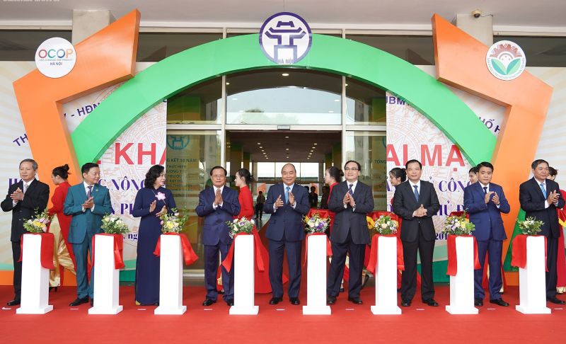 Thủ tướng Nguyễn Xuân Phúc và các đại biểu cắt băng khai trương Hội chợ hàng nông sản, thủ công mỹ nghệ và sản phẩm OCOP Thủ đô.
