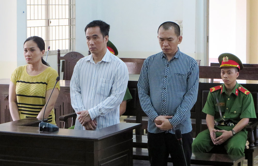 Từ trái sang bị cáo Mai, Cường và Kiến tại phiên tòa