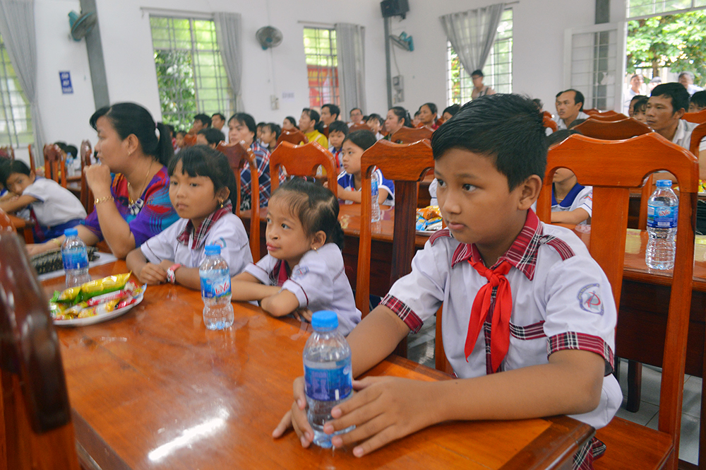 Viettel An Giang trao 70 suất học bổng “Vì em hiếu học” cho học sinh đầu nguồn An Phú