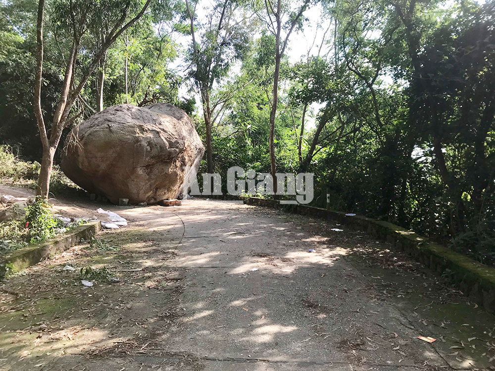 Khối đá gần 60m3 rơi chắn ngang đường lên núi Ba Thê