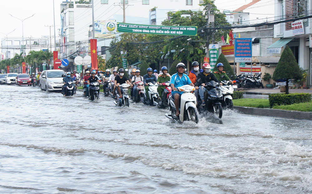 Nước ngập hơn nửa bánh xe gắn máy trên tuyến đường Trần Hưng Đạo