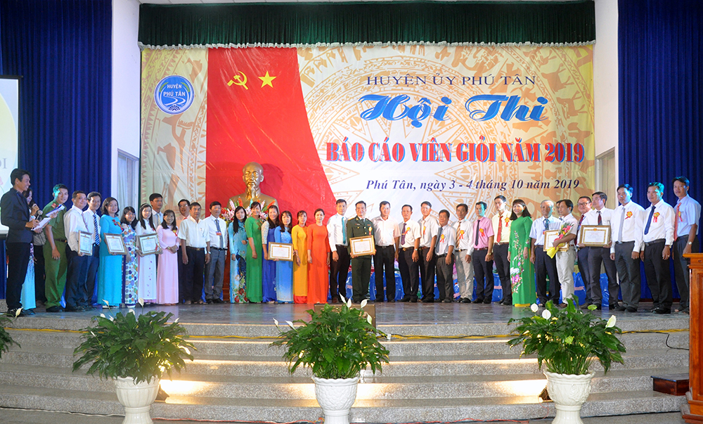Hội thi báo cáo viên giỏi huyện Phú Tân