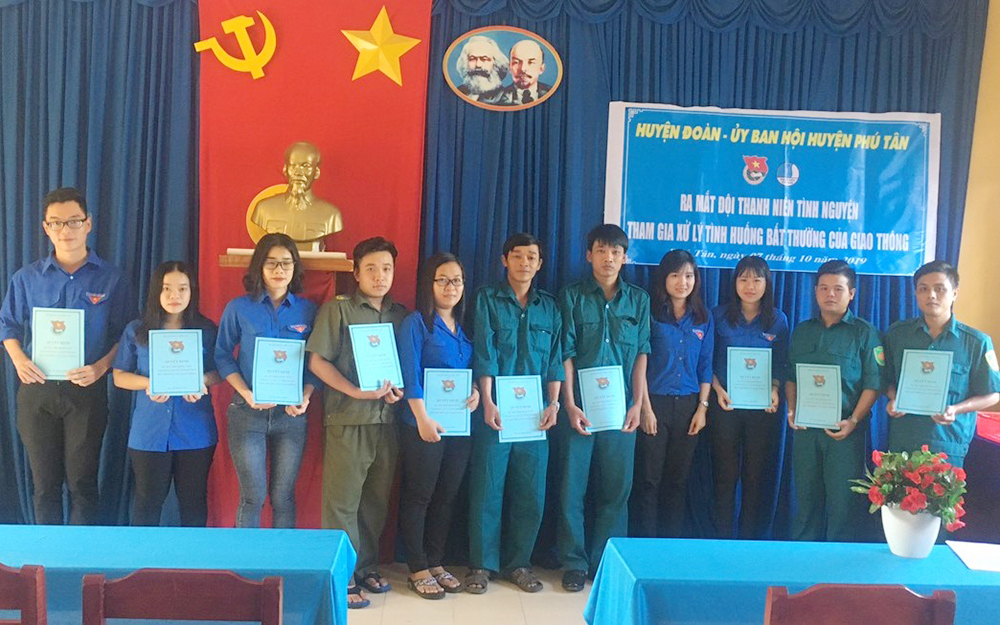 Thêm đội hình thanh niên tình nguyện ở Phú Tân tham gia đảm bảo an toàn giao thông