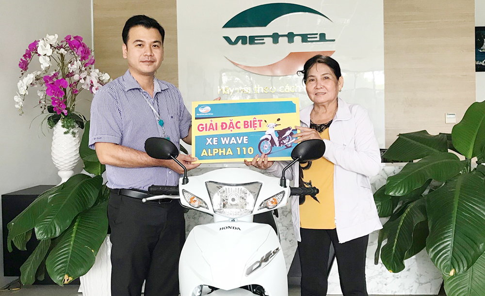 Trao thưởng Chương trình “Quay số trúng thưởng khách hàng hoà mạng các dịch vụ Viettel”