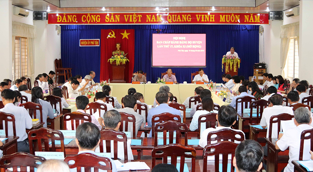 Huyện uỷ Phú Tân sơ kết tình hình thực hiện nhiệm vụ 9 tháng của năm 2019