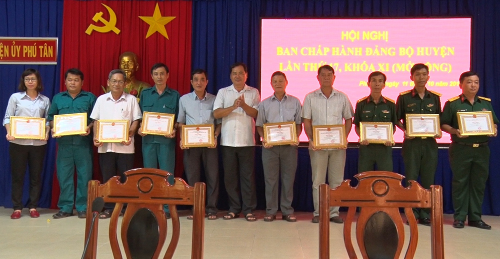 Huyện uỷ Phú Tân sơ kết tình hình thực hiện nhiệm vụ 9 tháng của năm 2019