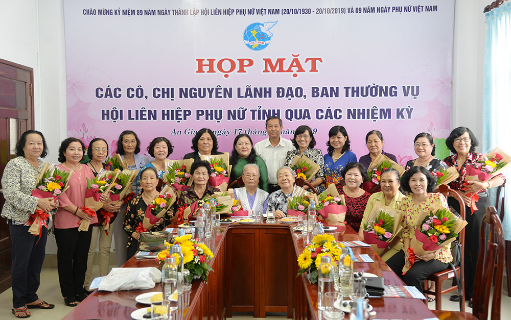 Phó Chủ tịch UBND tỉnh Lê Văn Nưng tặng hoa và quà cho các cô, chị nguyên lãnh đạo, Ban Thường vụ Hội LHPN tỉnh qua các thời kỳ