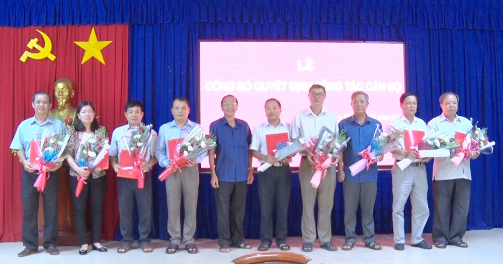 Ban Thường vụ Huyện ủy Phú Tân trao quyết định công tác cán bộ
