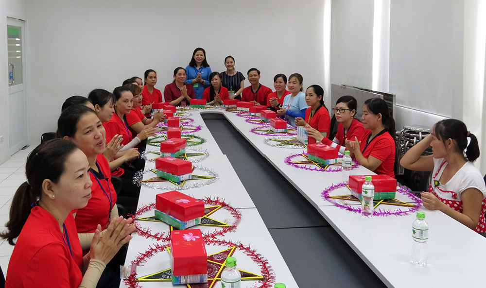 Tặng quà trung thu cho công nhân lao động nữ các doanh nghiệp thuộc Khu công nghiệp Bình Hòa (Châu Thành)