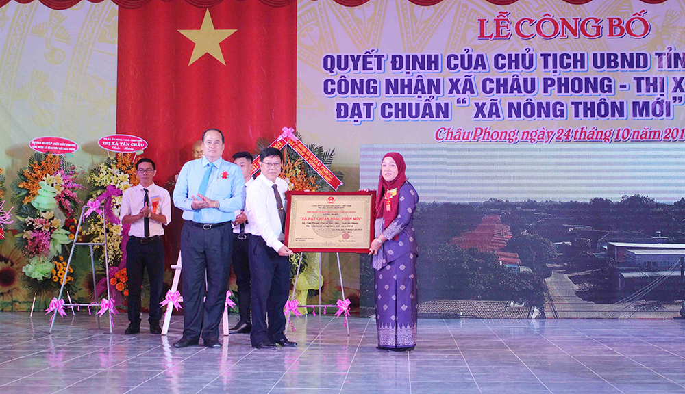 Công bố quyết định của Chủ tịch UBND tỉnh công nhận Châu Phong đạt chuẩn “Xã nông thôn mới”