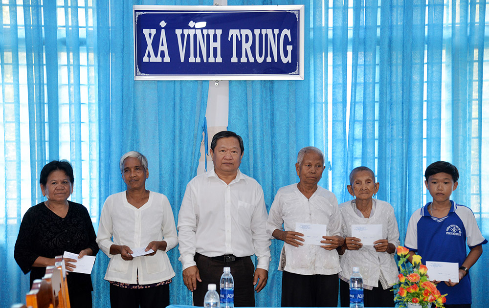 Trưởng Ban Dân tộc tỉnh Men Pholly tặng quà các gia đình chính sách đồng bào dân tộc thiểu số Khmer huyện Tịnh Biên