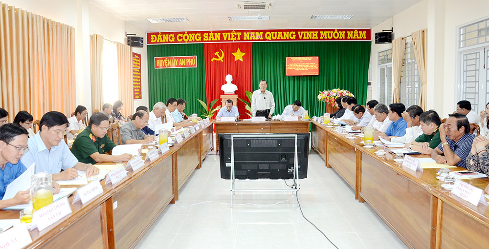 Đồng chí Võ Anh Kiệt phát biểu tại buổi làm việc với Ban Thường vụ Huyện ủy An Phú 