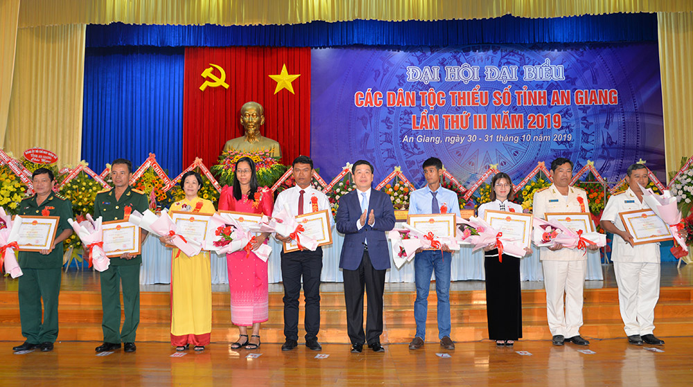 Thứ trưởng, Phó Chủ nhiệm Ủy ban Dân tộc Lê Sơn Hải trao tặng bằng khen Ủy ban Dân tộc cho các tập thể, cá nhân có nhiều đóng góp trong công tác dân tộc, chính sách dân tộc