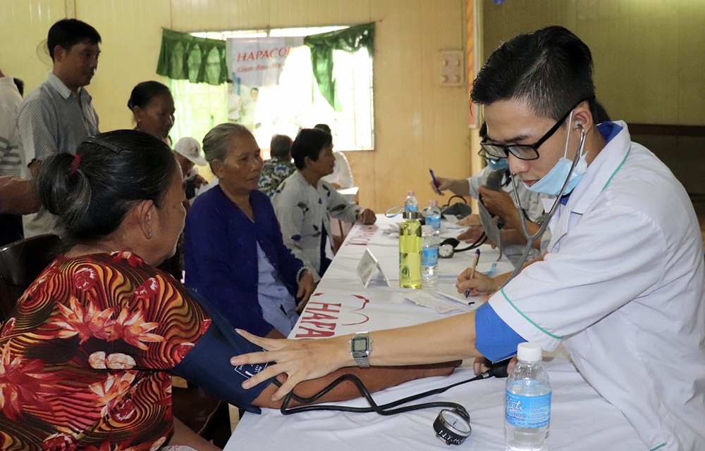 Khám bệnh, cấp thuốc miễn phí cho 500 người nghèo xã Phú Thành