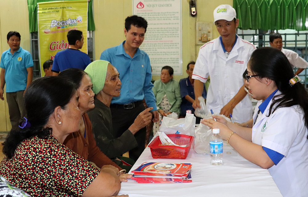 Khám bệnh, cấp thuốc miễn phí cho 500 người nghèo xã Phú Thành