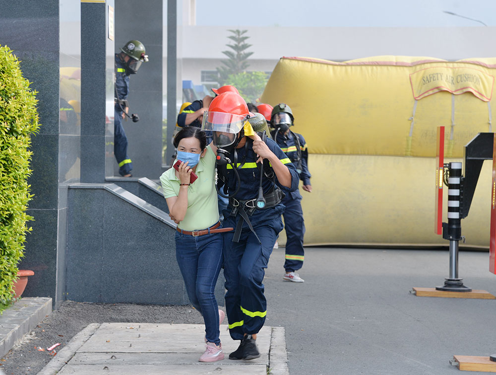 Lực lượng Cảnh sát Phòng cháy, chữa cháy và Cứu nạn, cứu hộ vào bên trong tòa nhà giải cứu nạn nhân