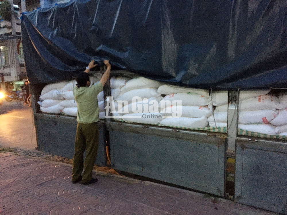 Bắt giữ xe tải chở trên 8 tấn đường cát Thái Lan lậu