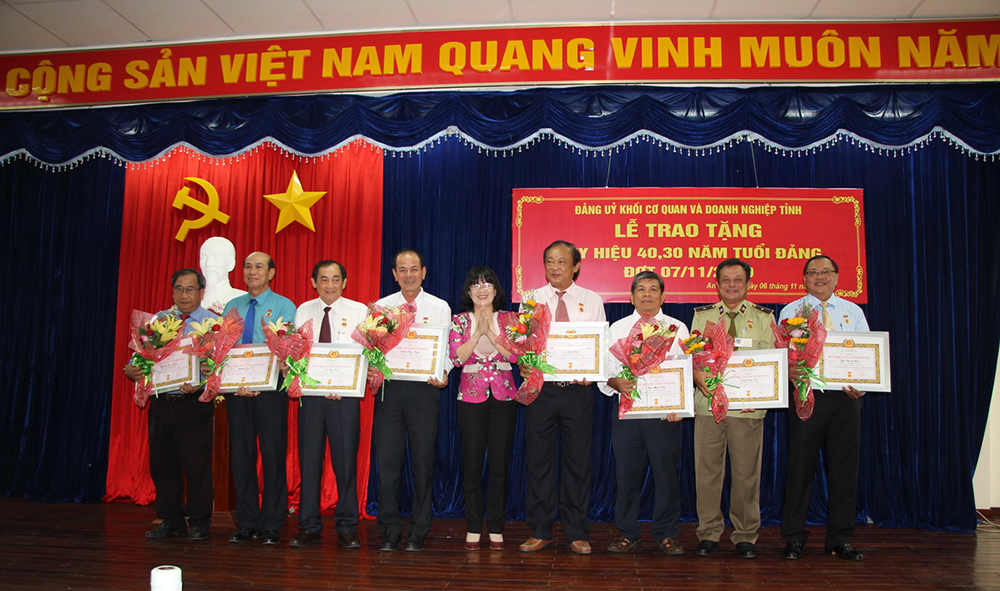 Đảng ủy Khối Cơ quan và Doanh nghiệp trao Huy hiệu Đảng cho 15 đảng viên