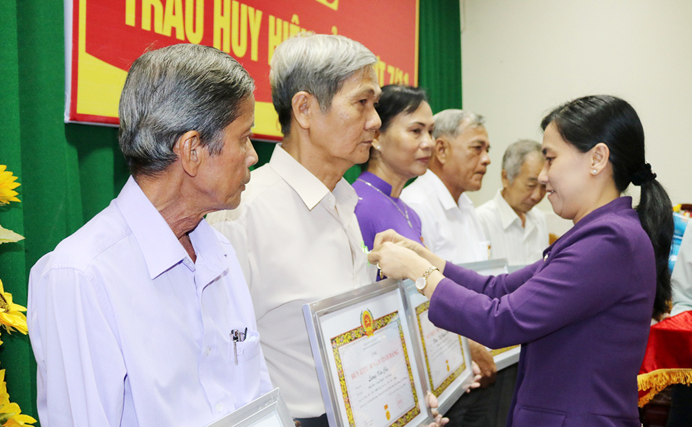 Huyện ủy Châu Thành trao tặng Huy hiệu Đảng đợt 7-11