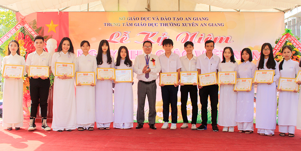 Trung tâm Giáo dục thường xuyên An Giang: Họp mặt kỷ niệm ngày Nhà giáo Việt Nam