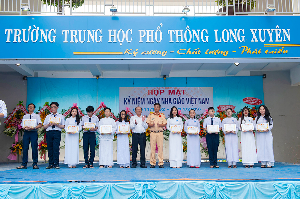 Trường THPT Long Xuyên kỷ niệm ngày Nhà giáo Việt Nam 20-11 và 44 năm thành lập
