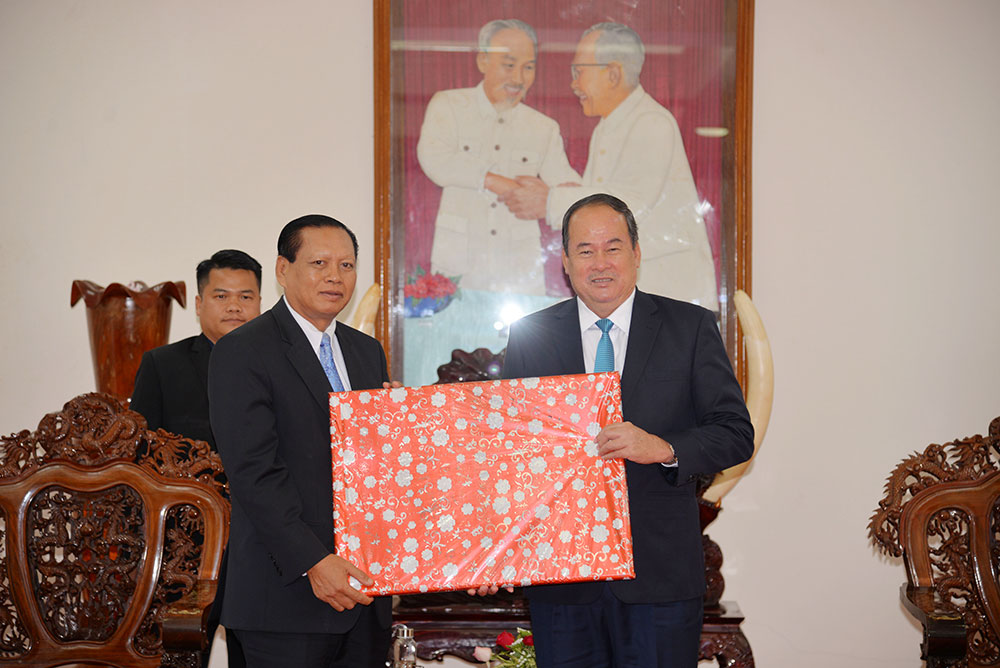 Chủ tịch Nguyễn Thanh Bình tặng quà lưu niệm ngài TS. Bounthong Divixay, Bí thư Tỉnh ủy, Tỉnh trưởng tỉnh Champasak