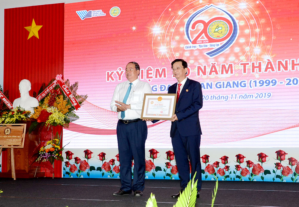 Chủ tịch UBND tỉnh Nguyễn Thanh Bình trao Huy hiệu “Vì sự nghiệp xây dựng và phát triển tỉnh An Giang” cho PGS.TS  Võ Văn Thắng