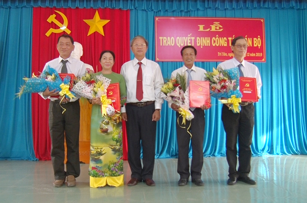 4 cán bộ huyện Tri Tôn nhận nhiệm vụ mới