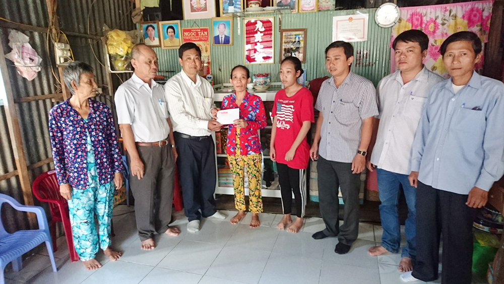Trao tiền hỗ trợ của bạn đọc cho gia đình em Hà Thị Xuân Mai