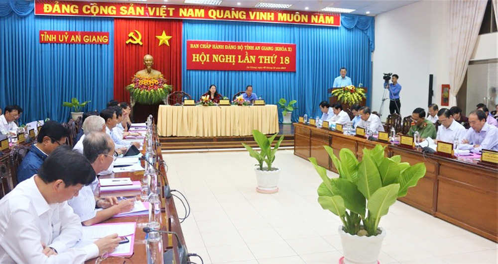 Hội nghị Ban Chấp hành Đảng bộ tỉnh lần thứ 18 (khóa X): Trao quyết định nhân sự của Ban Bí thư Trung ương Đảng
