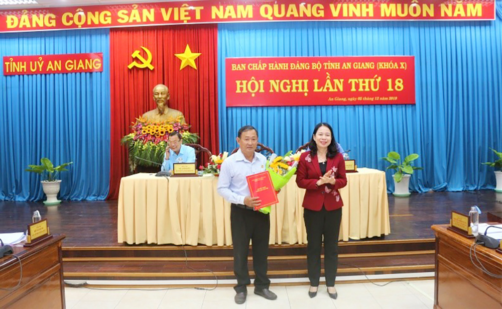 Hội nghị Ban Chấp hành Đảng bộ tỉnh lần thứ 18 (khóa X): Trao quyết định nhân sự của Ban Bí thư Trung ương Đảng