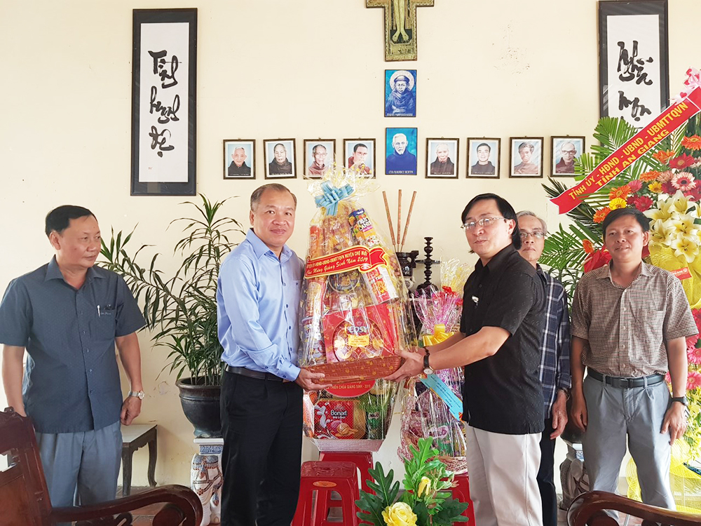 Lãnh đạo 2 huyện Chợ Mới và Phú Tân thăm và chúc mừng Giáng sinh 2019