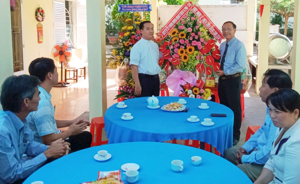 Lãnh đạo 2 huyện Chợ Mới và Phú Tân thăm và chúc mừng Giáng sinh 2019