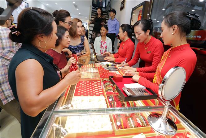Giá vàng tăng mạnh, tiến gần mốc 45 triệu đồng/lượng