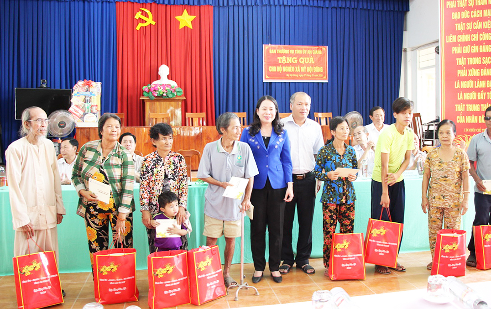 Bí thư Tỉnh ủy Võ Thị Ánh Xuân tặng quà hộ nghèo xã Mỹ Hội Đông