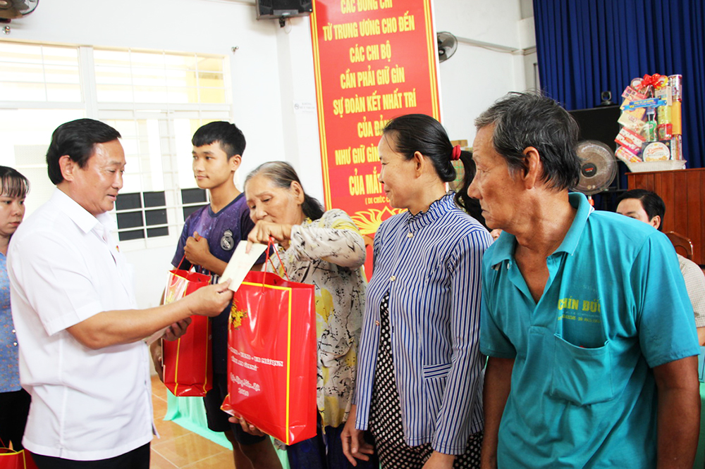 Bí thư Tỉnh ủy Võ Thị Ánh Xuân tặng quà hộ nghèo xã Mỹ Hội Đông