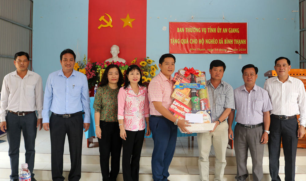 Trưởng ban Tuyên giáo Tỉnh ủy An Giang Trần Thị Thanh Hương tặng quà Tết hộ nghèo xã Bình Thạnh