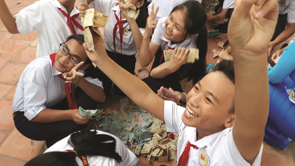 Nghĩa tình heo đất khuyến học