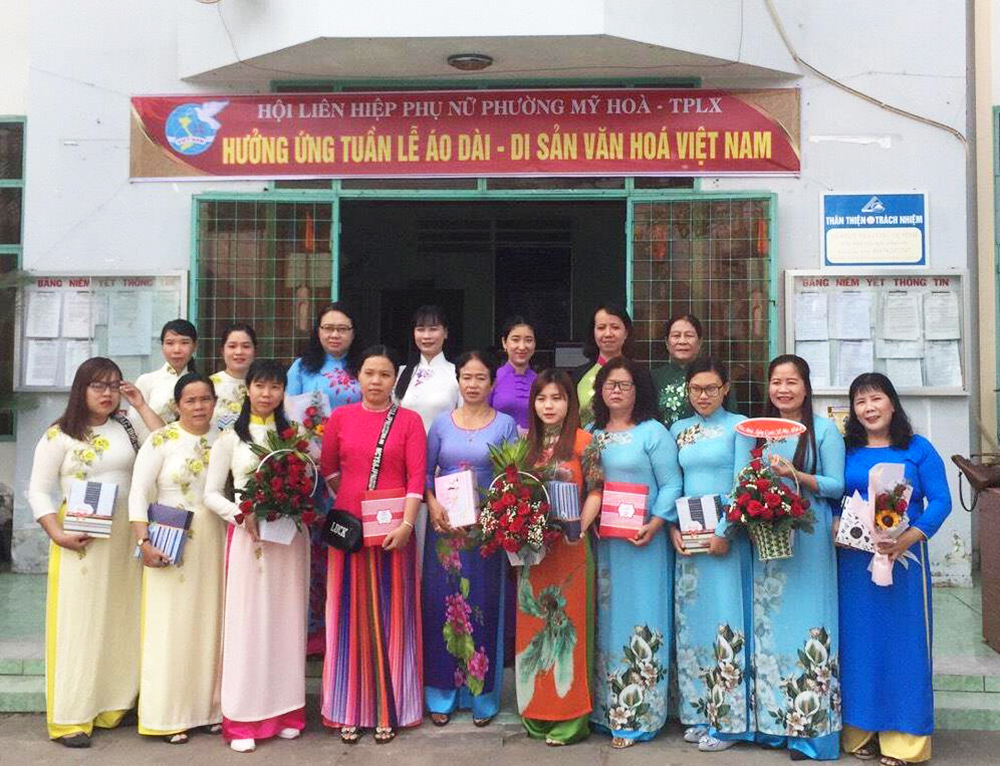 Tặng áo dài Chi Hội trưởng phụ nữ phường Mỹ Hòa và Thoại Sơn
