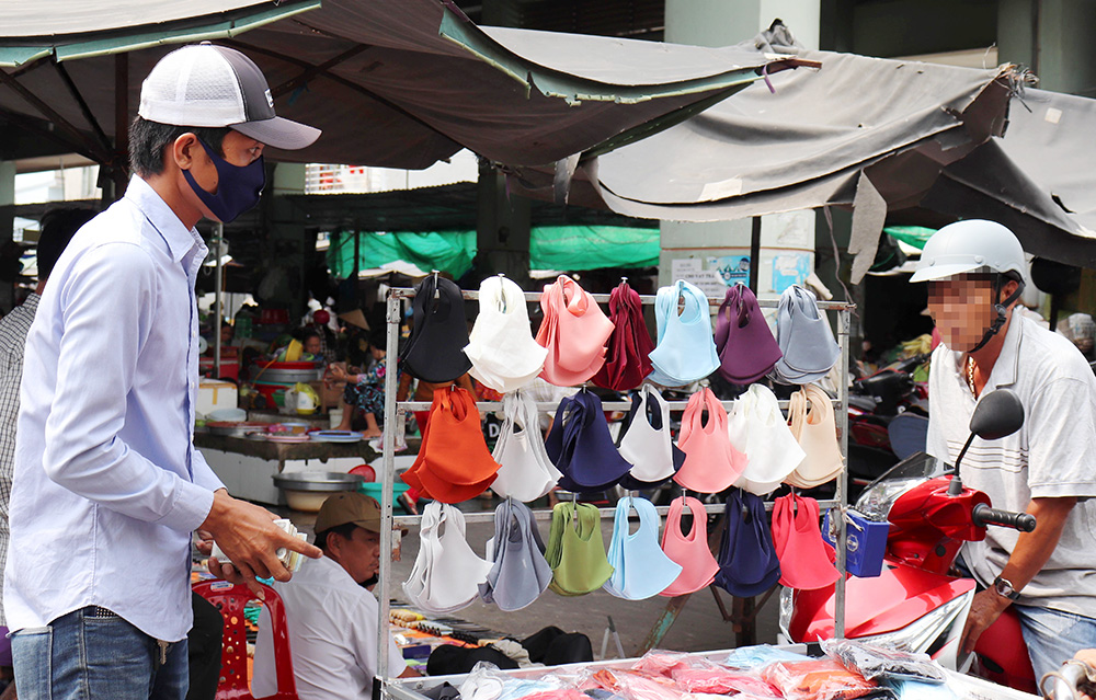 Người dân chấp hành đeo khẩu trang nơi công cộng