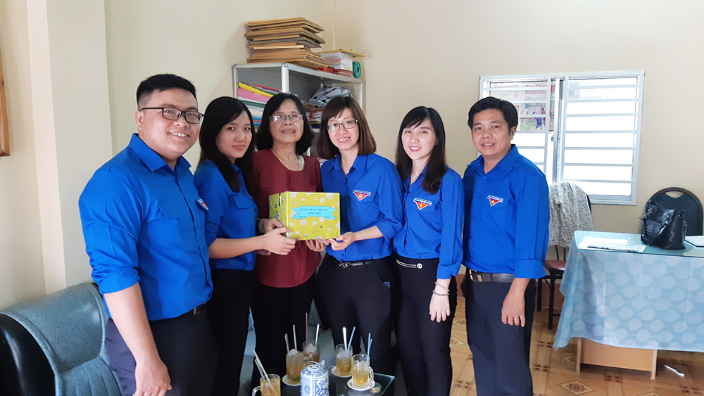 Huyện đoàn Phú Tân thăm, tặng quà các đồng chí nguyên lãnh đạo Huyện đoàn các thời kỳ