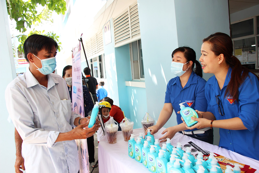 Bệnh viện Sản-Nhi An Giang: Phát xà bông, hướng dẫn rửa tay và tuyên truyền phòng, chống dịch Covid-19