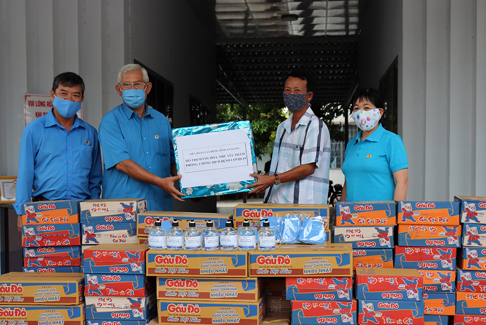 Liên đoàn Lao động An Giang tặng khẩu trang, nước rửa tay, thực phẩm tại các huyện biên giới