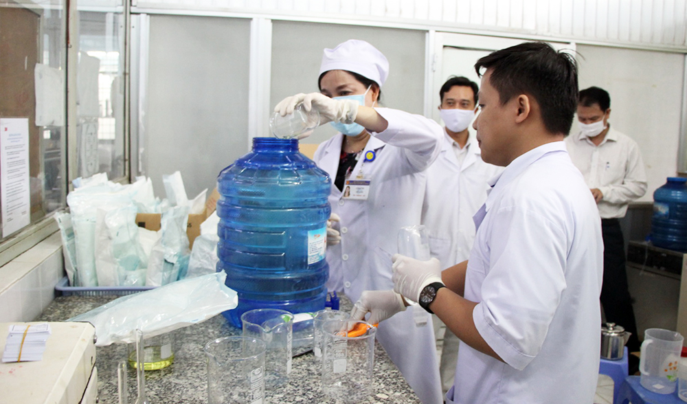 Bệnh viện Sản-Nhi An Giang phát dụng cụ bảo hộ phòng, chống dịch bệnh Covid-19