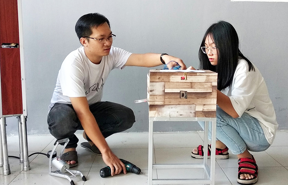 Học sinh Trường THPT Chu Văn An chế tạo máy rửa tay phòng, chống Covid-19