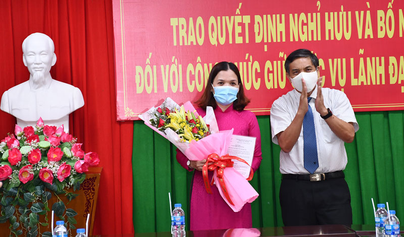 Bến Tre: Trao quyết định nghỉ hưu và bổ nhiệm đối với công chức giữ chức vụ lãnh đạo, quản lý