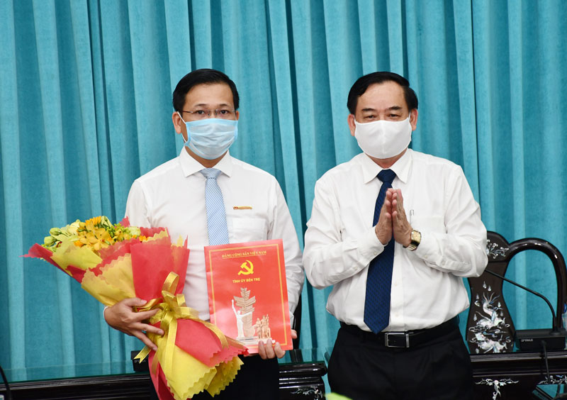 Bến Tre: Trao quyết định nghỉ hưu và bổ nhiệm đối với công chức giữ chức vụ lãnh đạo, quản lý