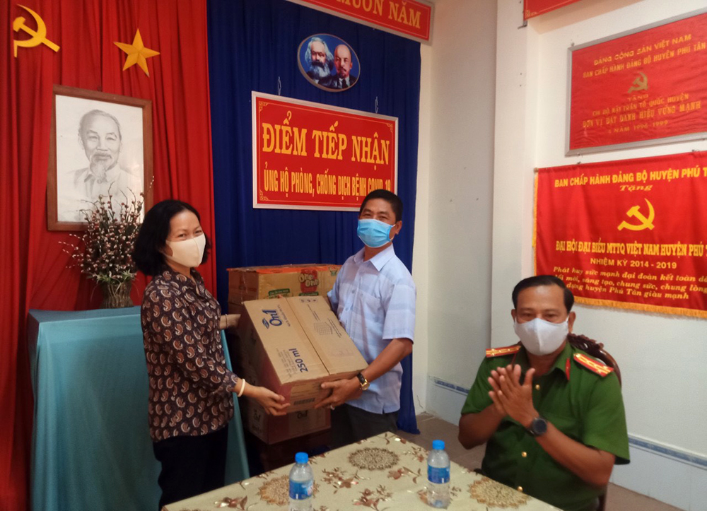 Công an Phú Tân tặng 6 thùng nước rửa tay và kinh phí phòng, chống dịch Covid-19