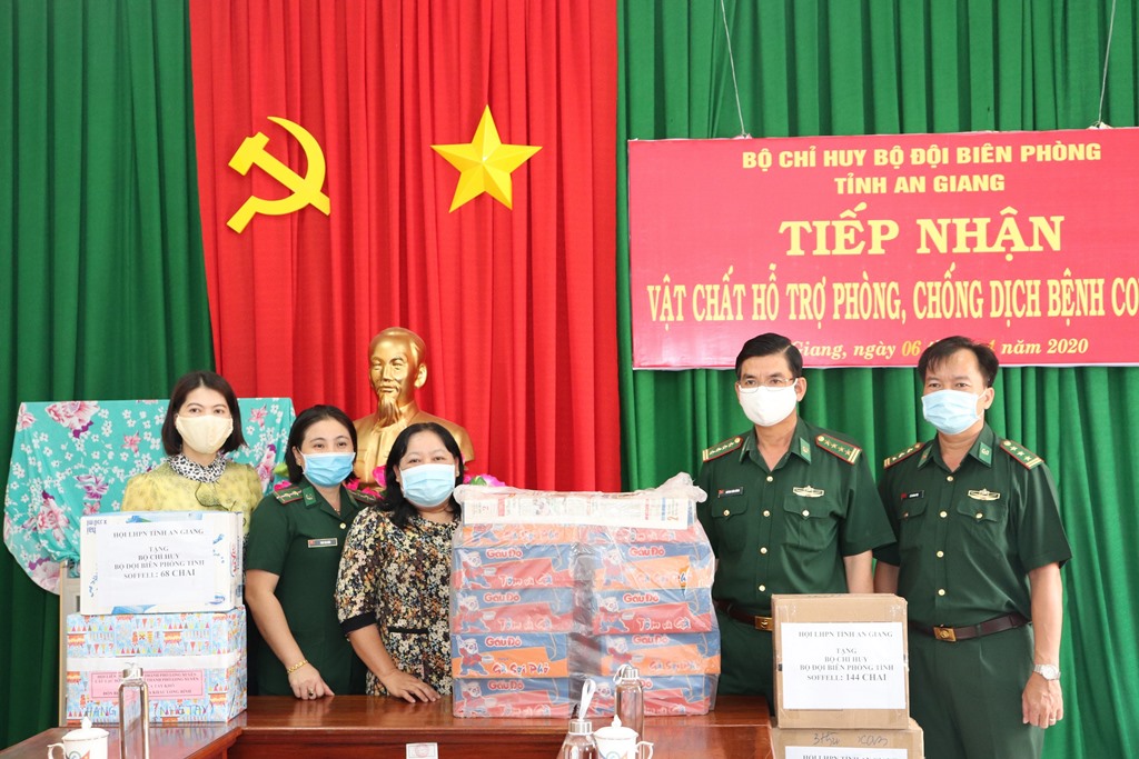 Hội Liên hiệp Phụ nữ An Giang tặng vật tư y tế, nhu yếu phẩm cho lực lượng phòng, chống dịch Covid-19