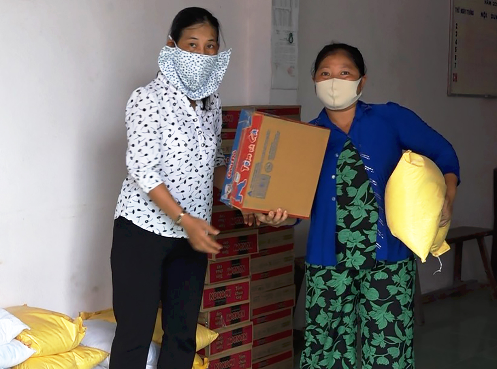 1.613 người hoàn cảnh khó khăn và người bán vé số dạo ở Châu Phú được hỗ trợ